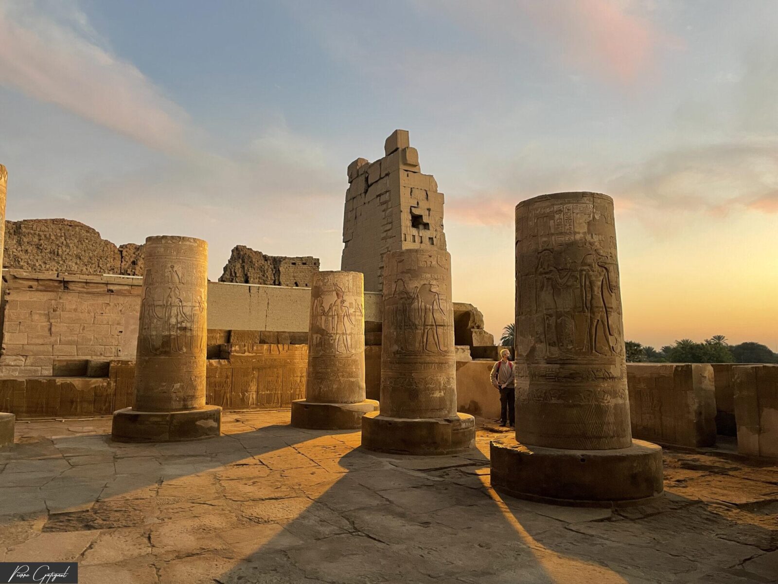 Colonnes de pierre sculptées dans un site antique au coucher du soleil