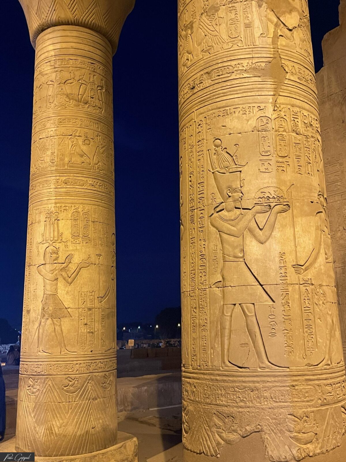 Deux colonnes antiques couvertes de hiéroglyphes éclairées la nuit
