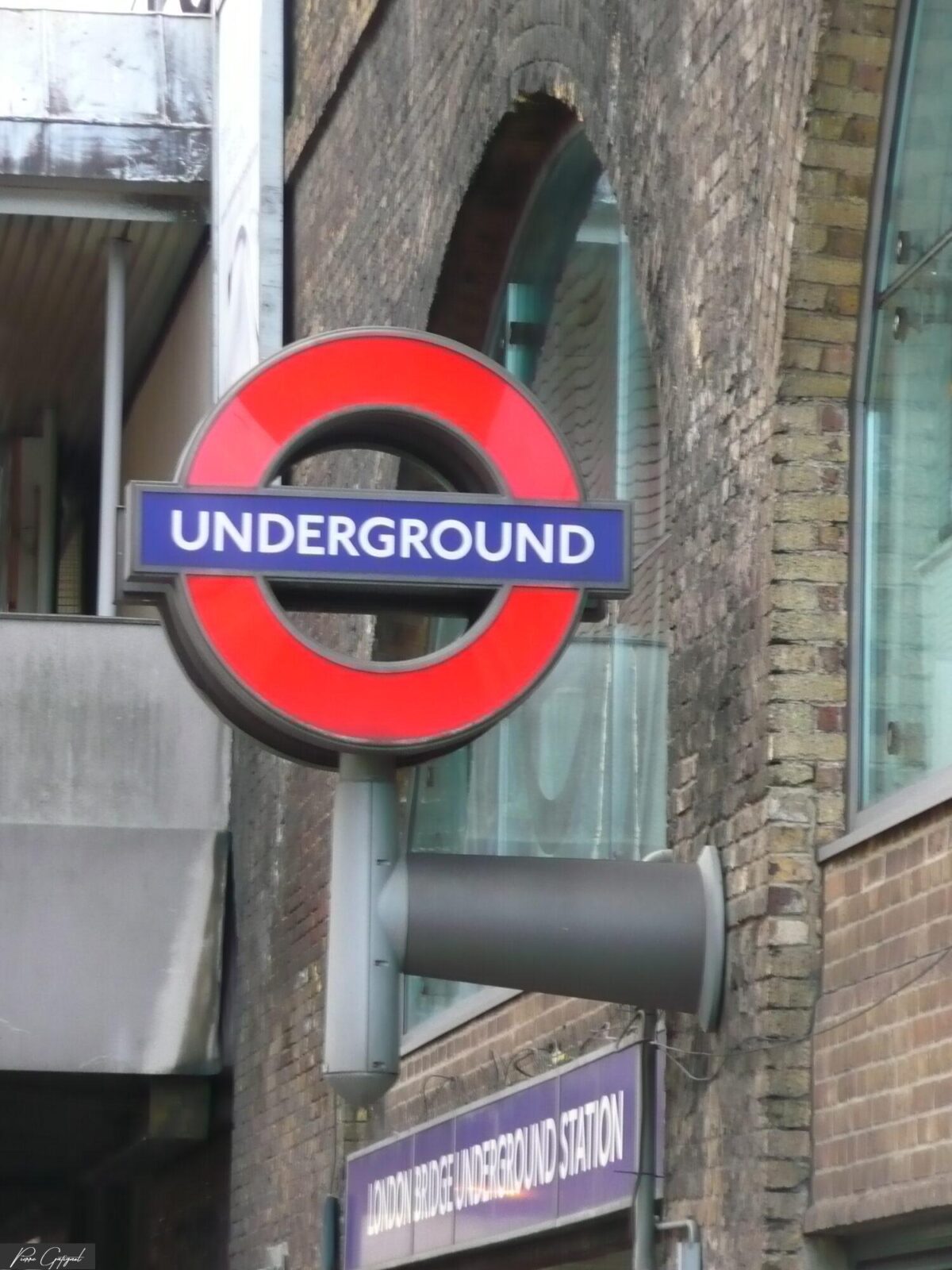 Panneau Underground devant une façade en briques