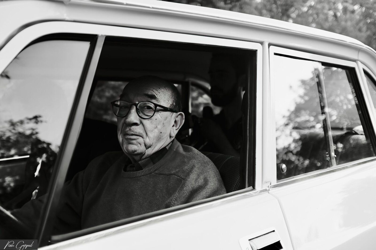 Homme portant des lunettes assis dans une voiture