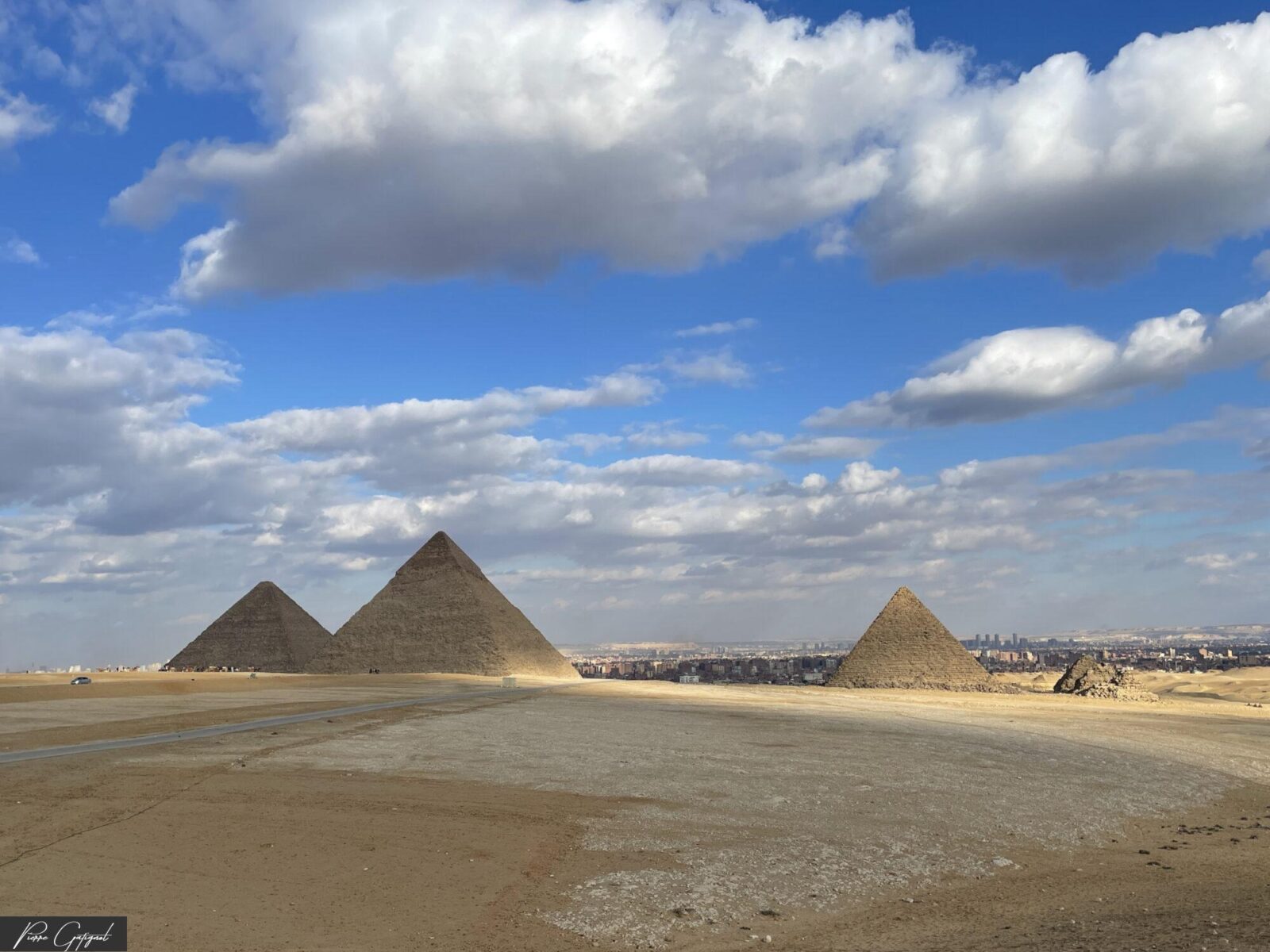 Pyramides dans le désert sous un ciel bleu nuageux