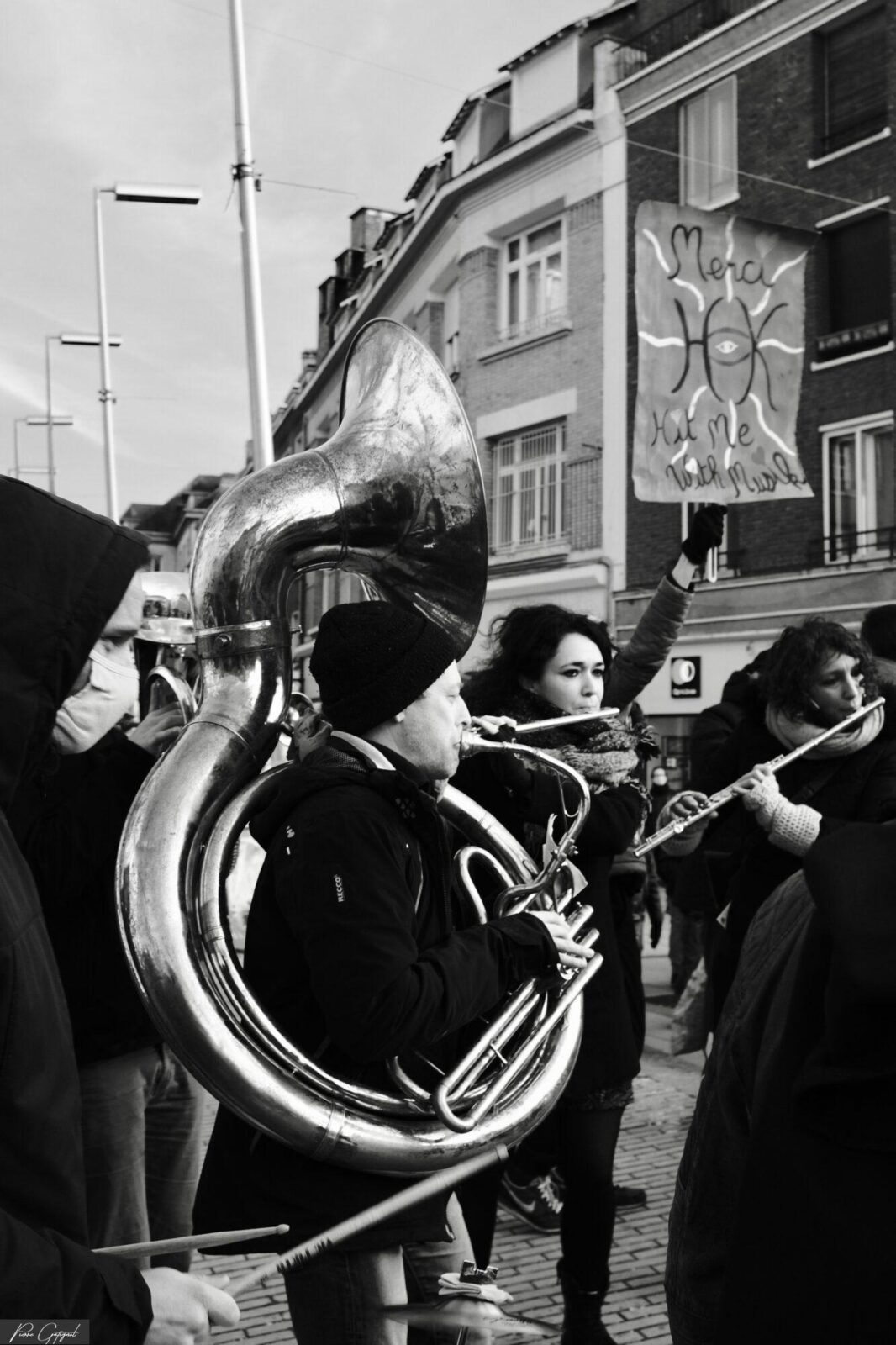 Musiciens jouant d’instruments à vent dans une rue