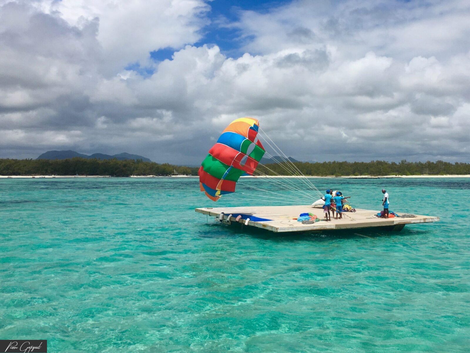 Parachute ascensionnel et plateforme sur un lagon turquoise