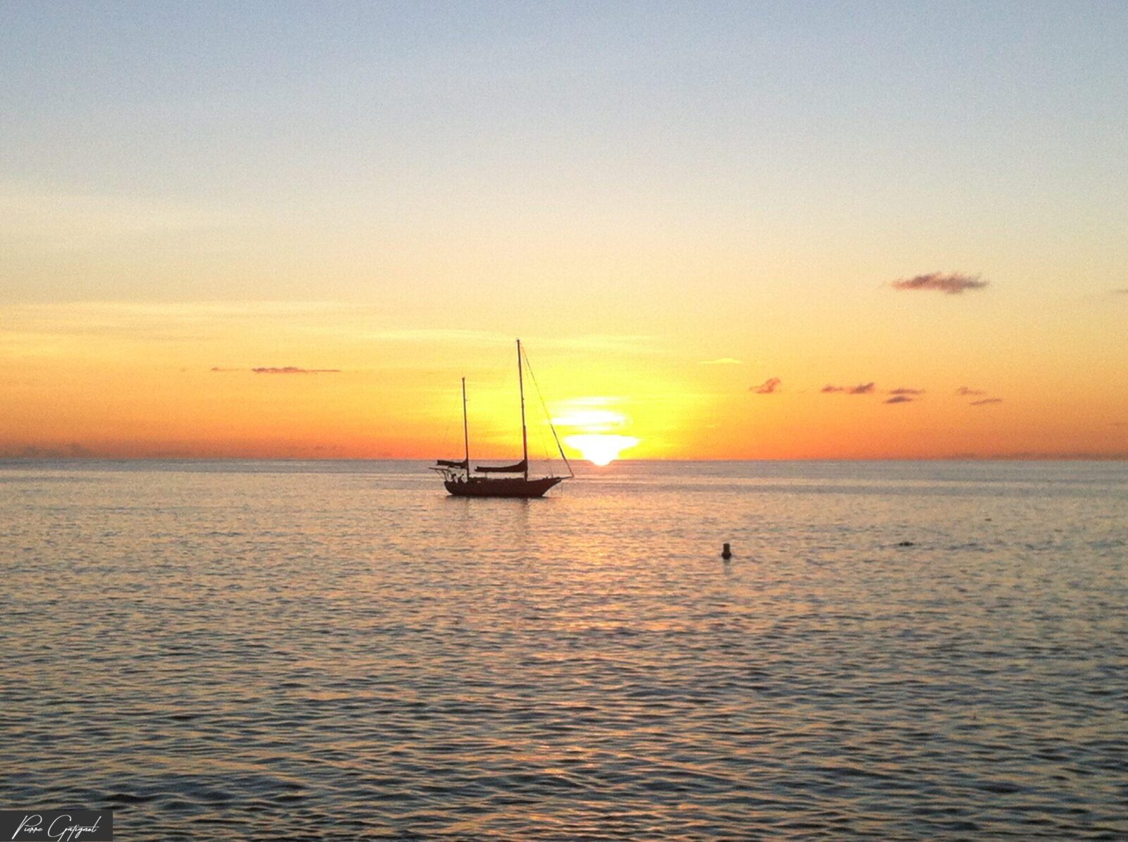 Voilier sur la mer au coucher du soleil