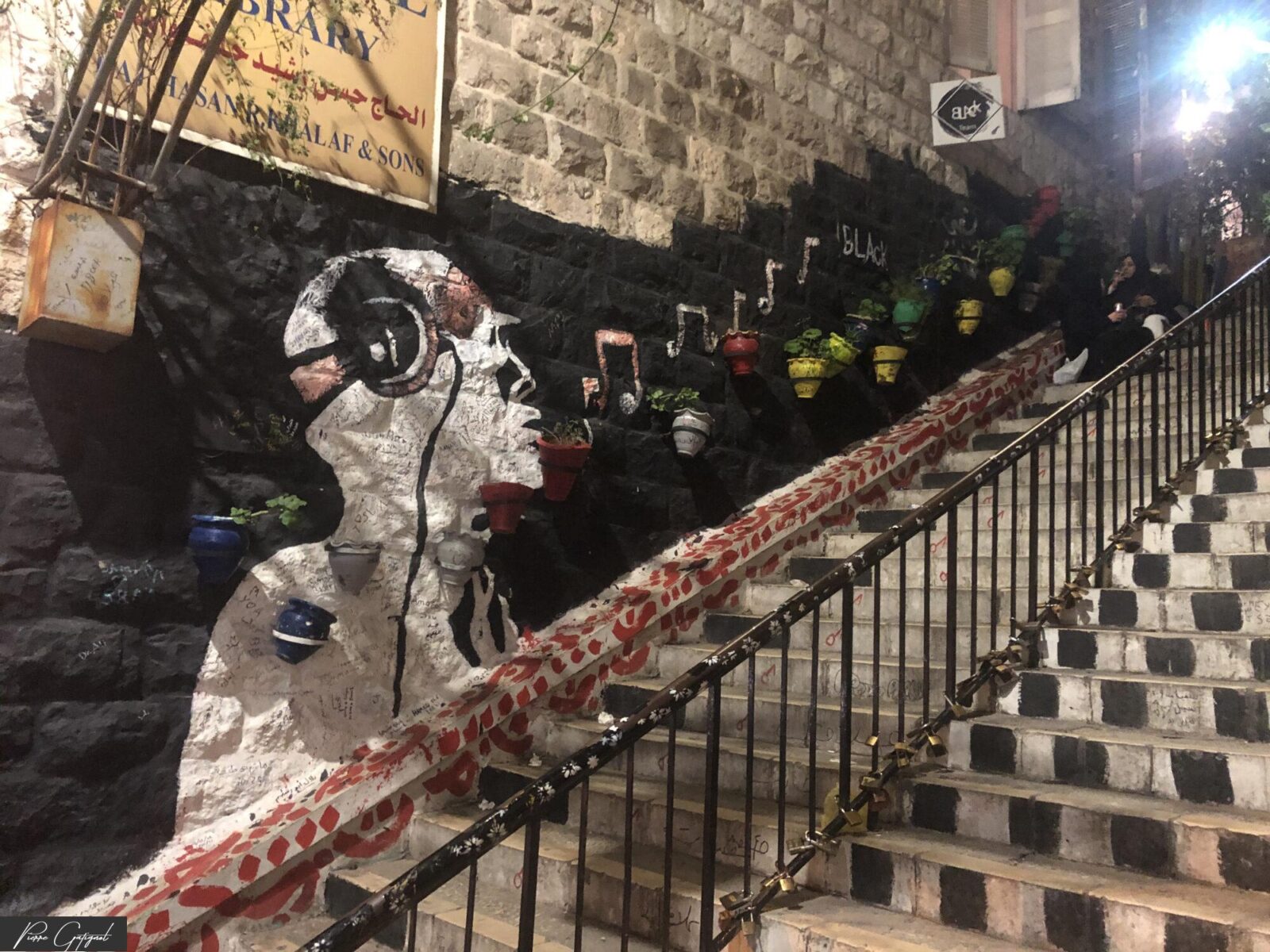 Escalier en pierre décoré de pots colorés et d’une tête de bélier