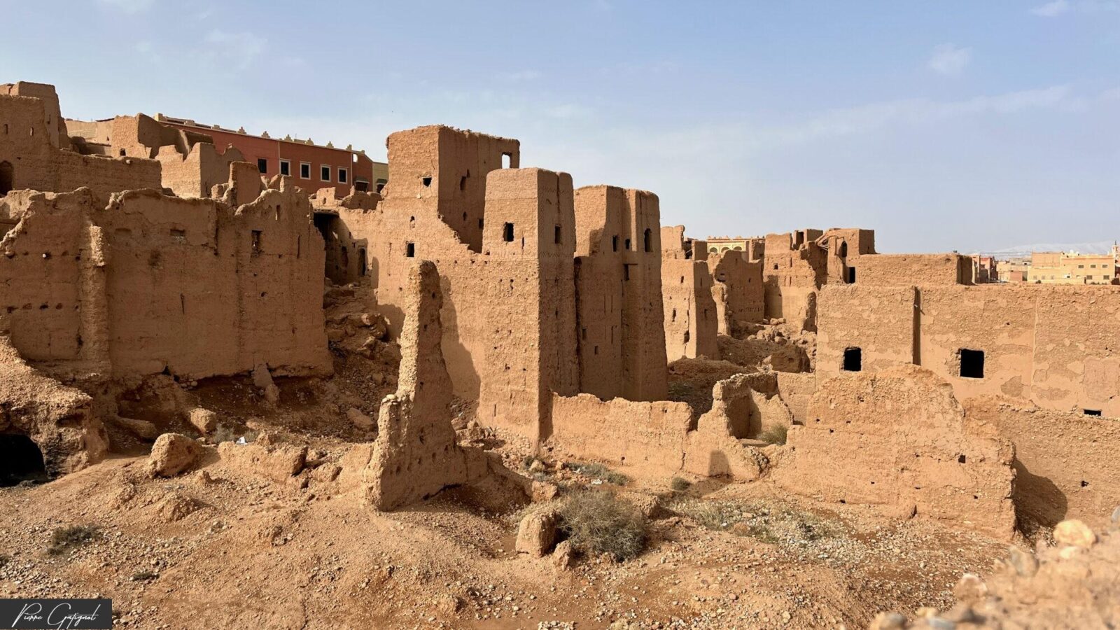 Bâtiments en terre ocre dans un village marocain