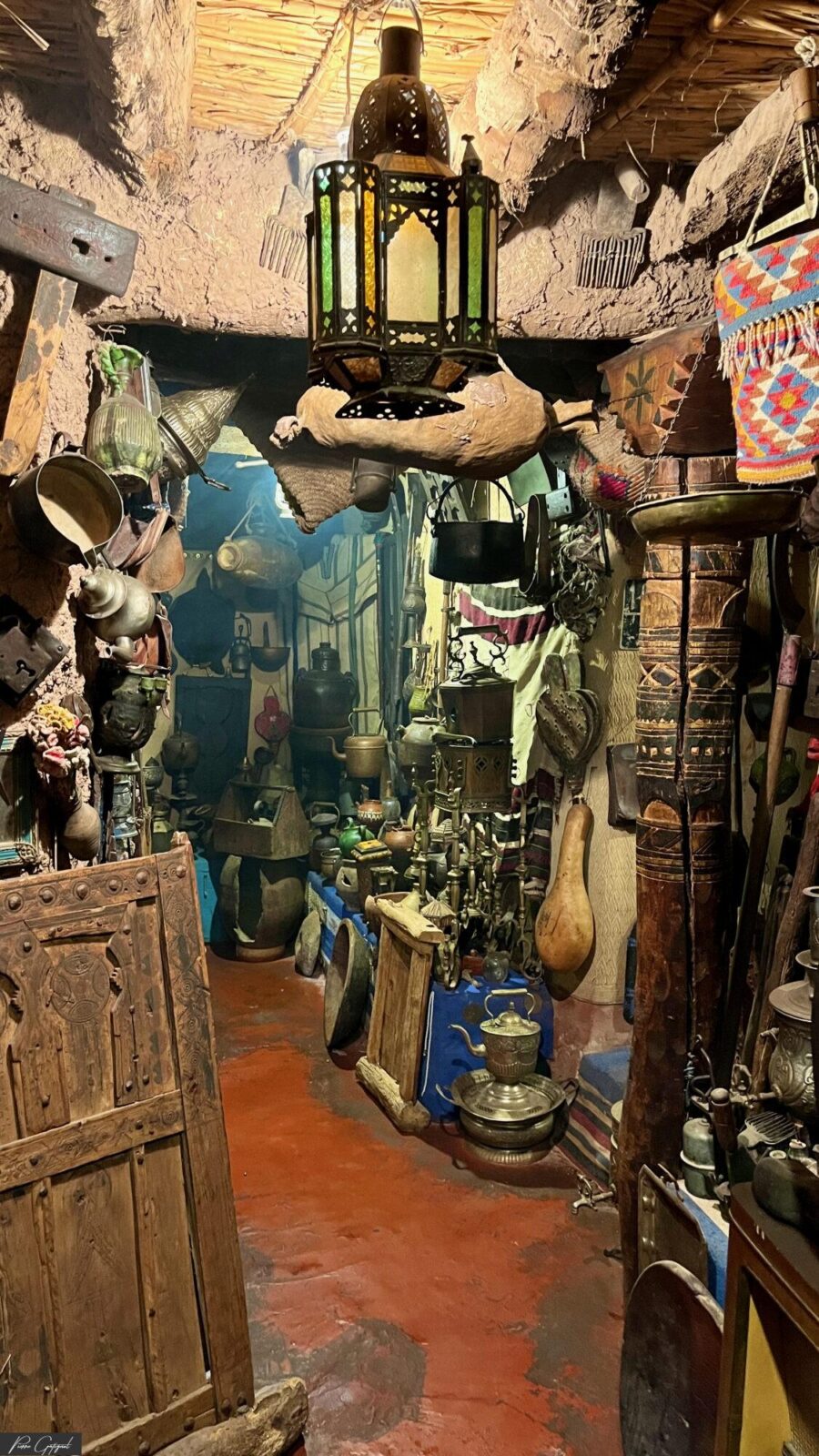 Intérieur encombré d’objets artisanaux avec lanterne suspendue