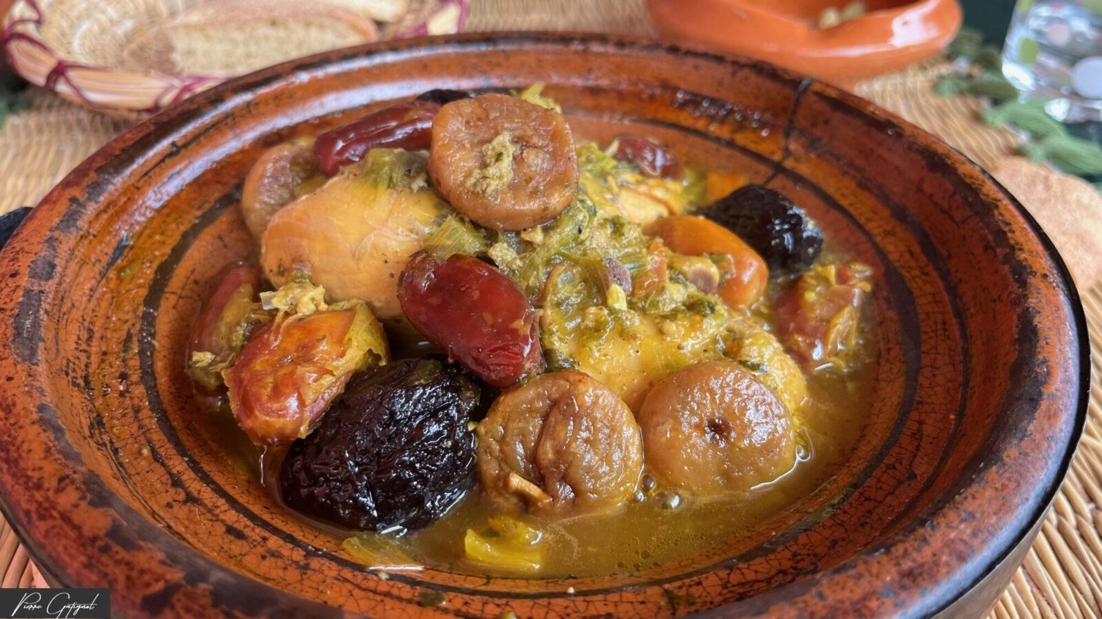 Plat en terre cuite garni de fruits secs mijotés