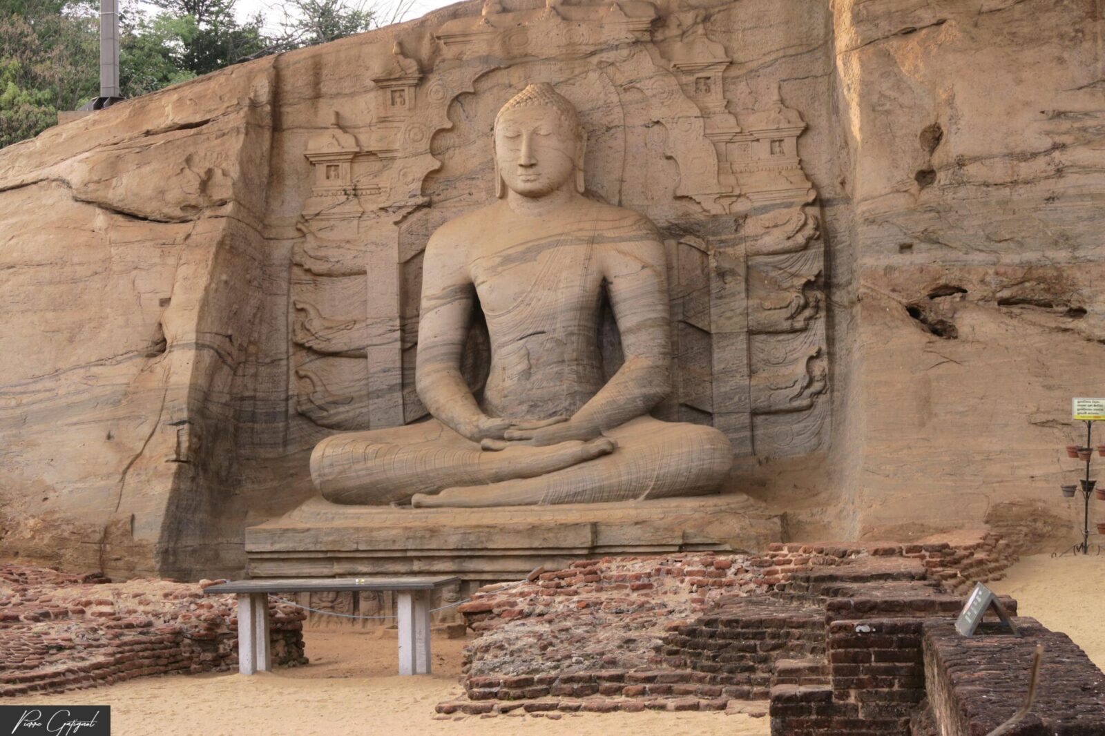 Statue de Bouddha assis sculptée dans une paroi rocheuse