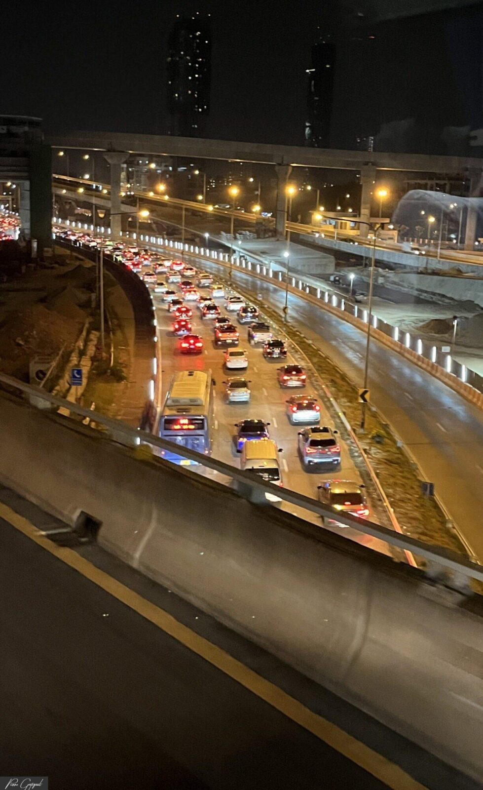 Embouteillage nocturne vu depuis une voie surélevée