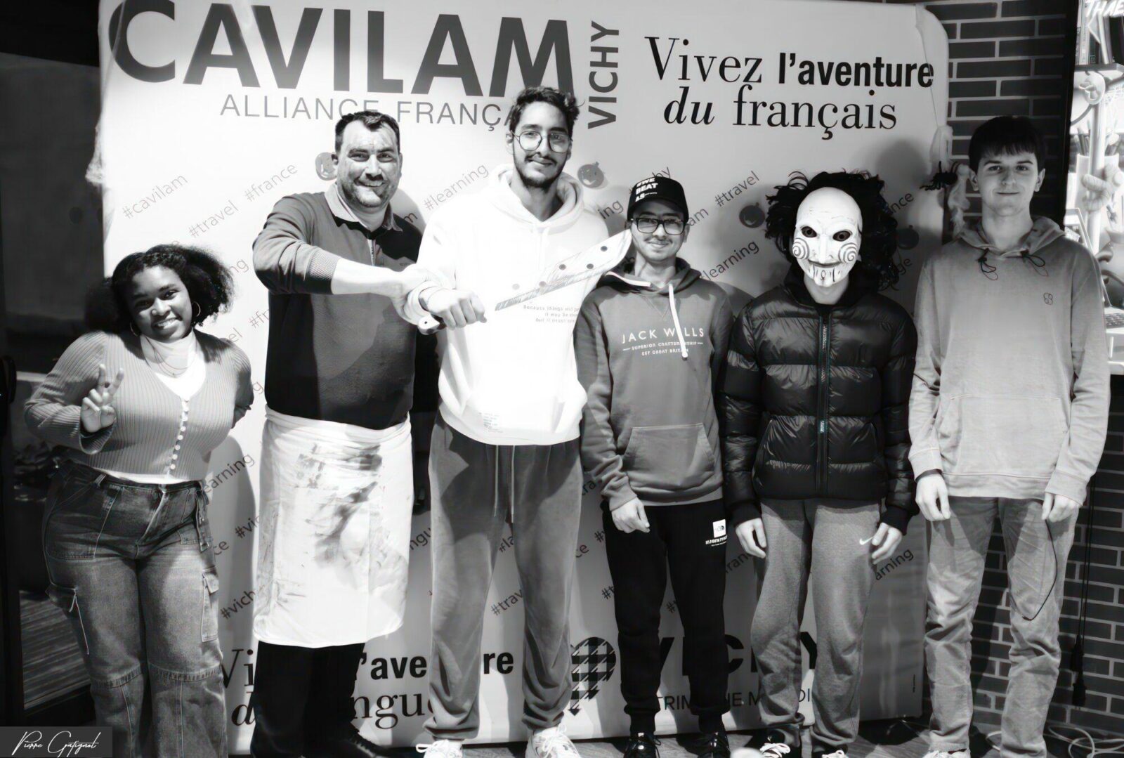 Six participants posent devant le panneau CAVILAM Alliance Française Vichy, dont un masqué.
