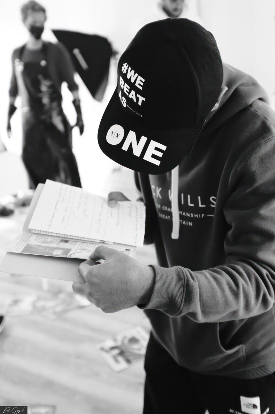 Participant lisant un document, casquette baissée