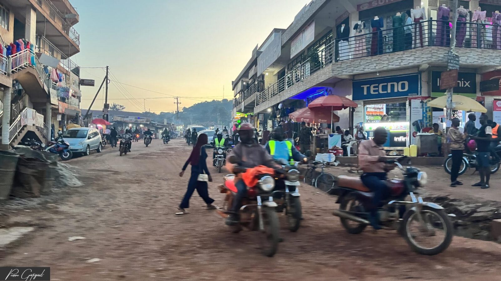 Motos et piétons dans une rue commerçante animée