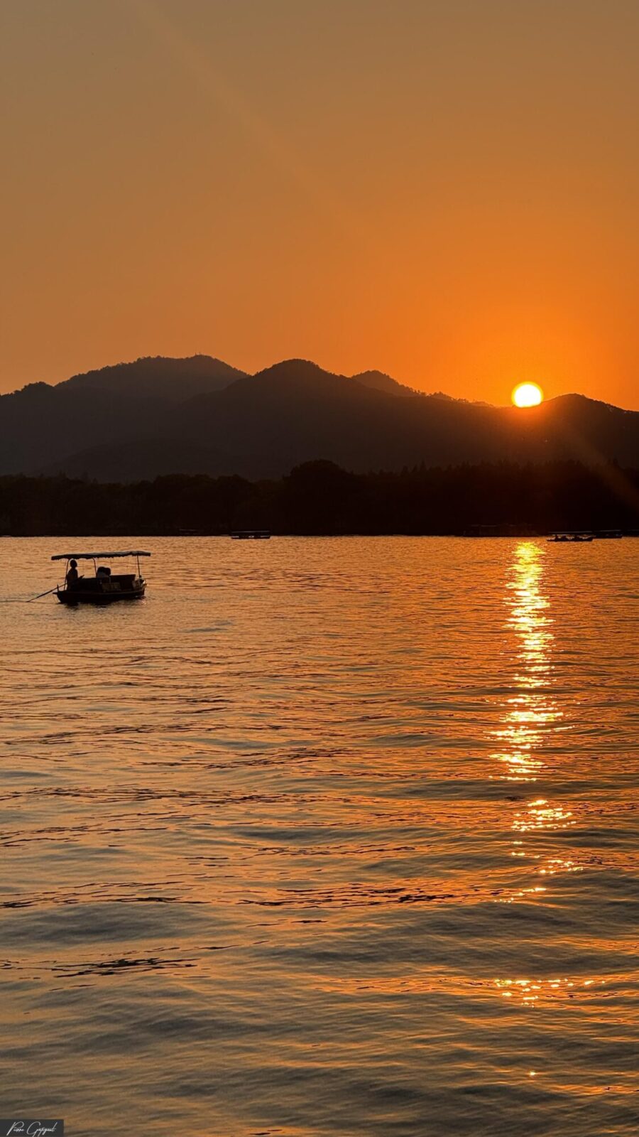 Petit bateau sur l’eau au coucher du soleil