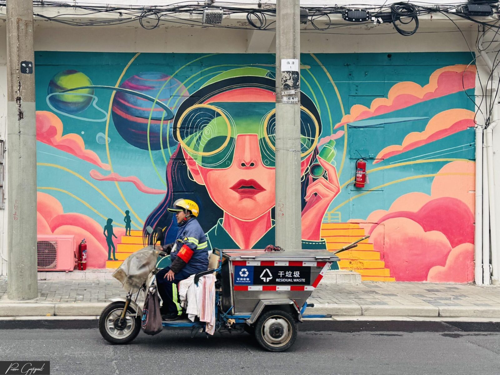 Livreur à scooter devant une fresque murale colorée