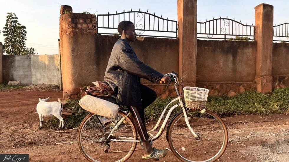 Scène de terrain pendant un repérage photo en Ouganda