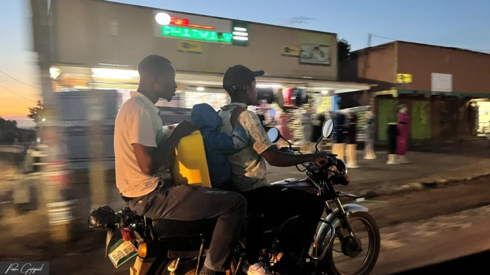 Moment de travail de repérage en Ouganda
